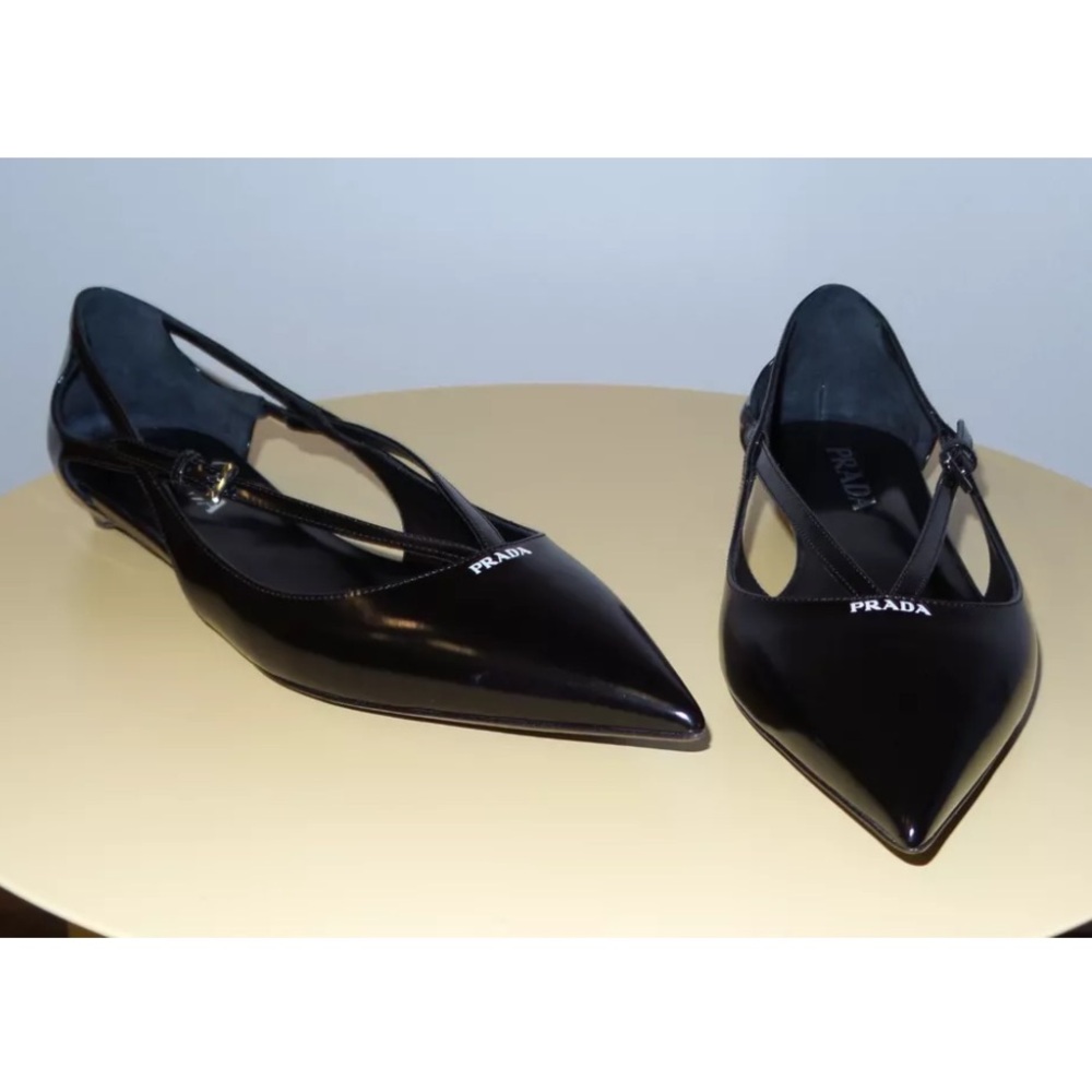 $1370 PRADA LOGO BLACK LEATHER FLATS